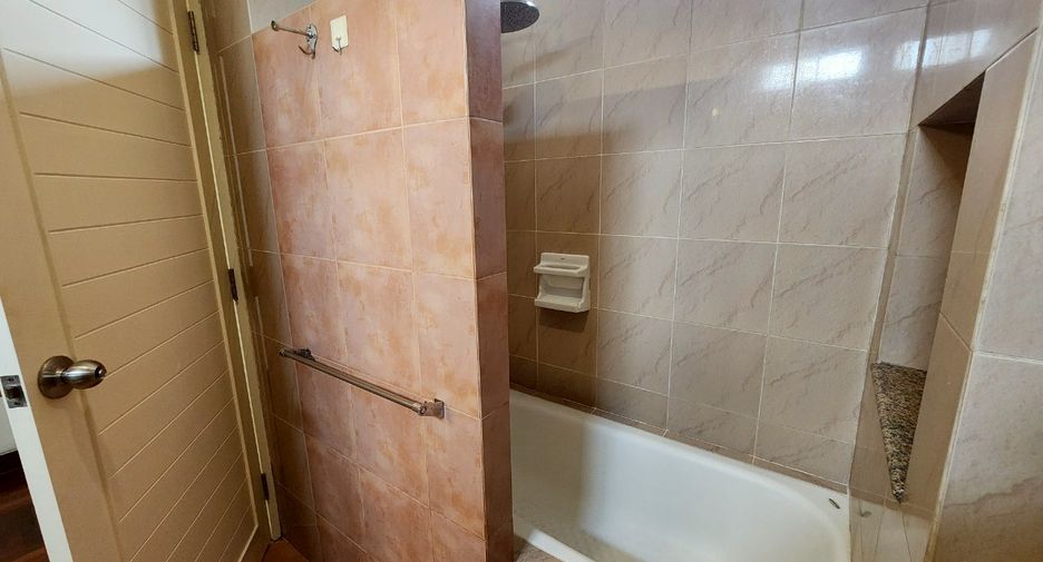 For rent 3 bedrooms condo in Sathon, Bangkok