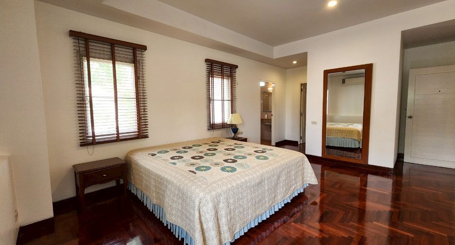For rent 3 bedrooms condo in Sathon, Bangkok