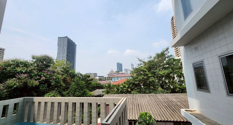 For rent 3 bedrooms condo in Sathon, Bangkok