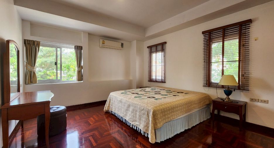 For rent 3 bedrooms condo in Sathon, Bangkok