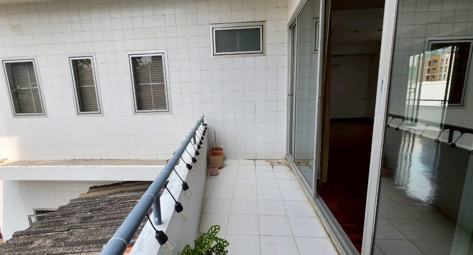 For rent 3 bedrooms condo in Sathon, Bangkok