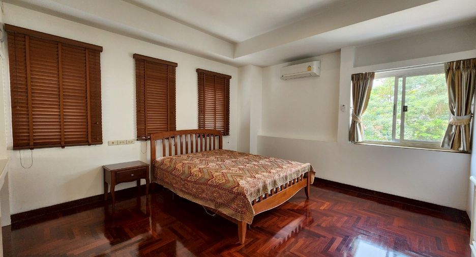 For rent 3 bedrooms condo in Sathon, Bangkok