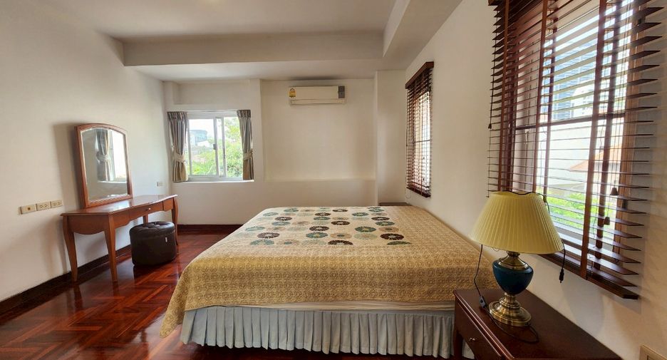 For rent 3 bedrooms condo in Sathon, Bangkok