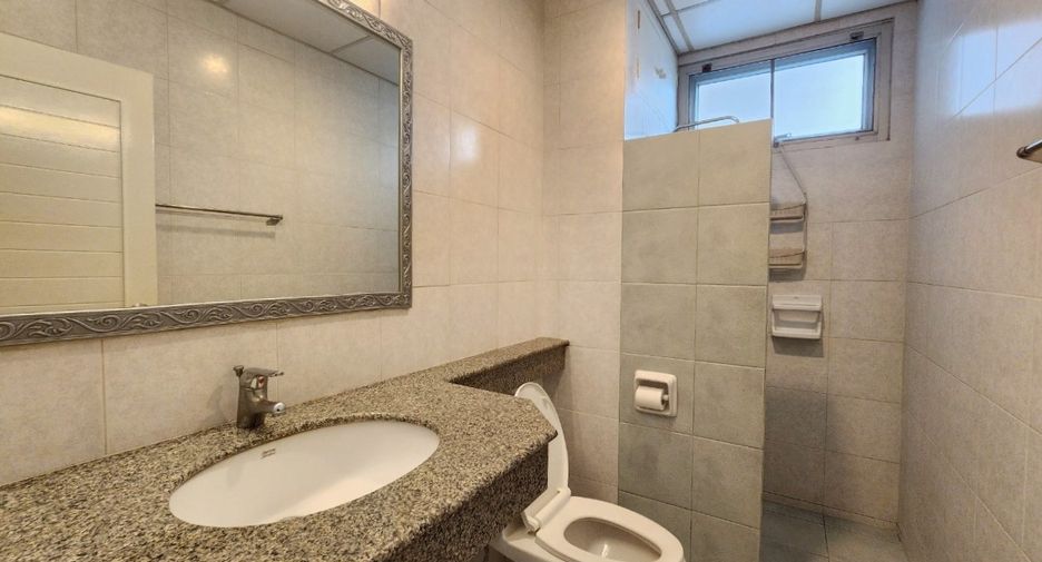 For rent 3 bedrooms condo in Sathon, Bangkok