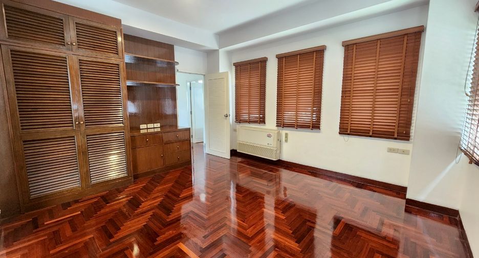 For rent 3 bedrooms condo in Sathon, Bangkok