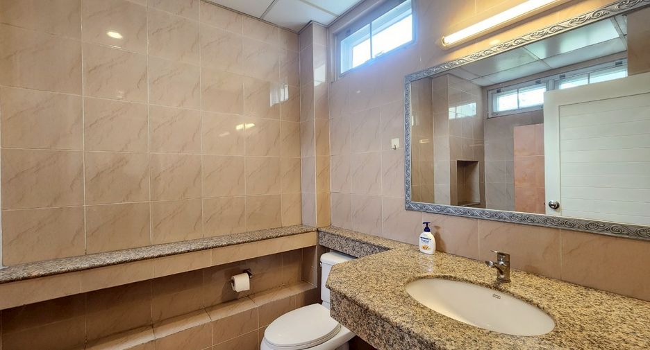 For rent 3 bedrooms condo in Sathon, Bangkok
