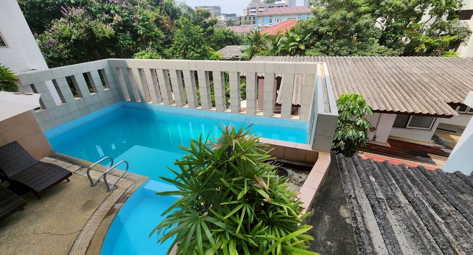 For rent 3 bedrooms condo in Sathon, Bangkok
