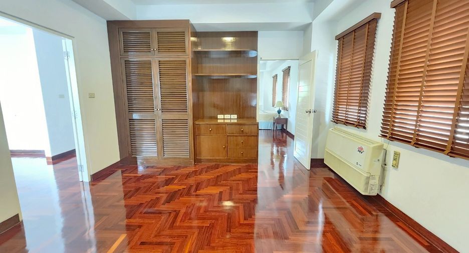 For rent 3 bedrooms condo in Sathon, Bangkok