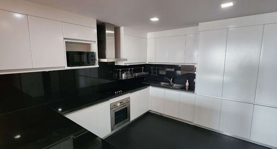 For rent 3 bedrooms condo 