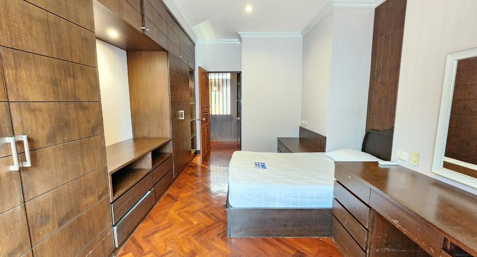 À louer 4 chambres condo à Watthana, Bangkok