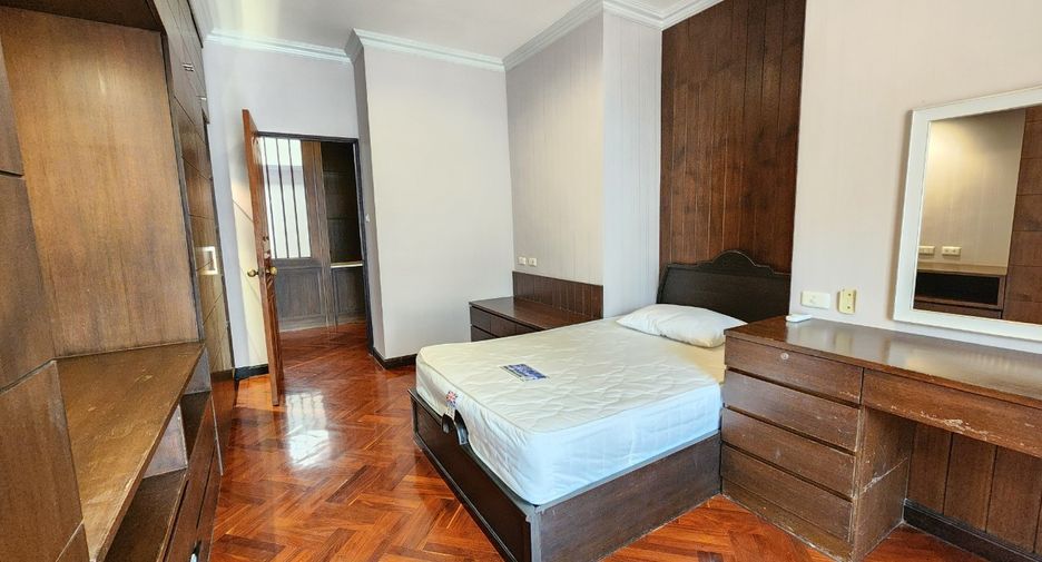 À louer 4 chambres condo à Watthana, Bangkok