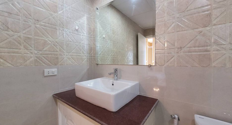 Condo en alquiler de 3 habitaciones en Watthana, Bangkok