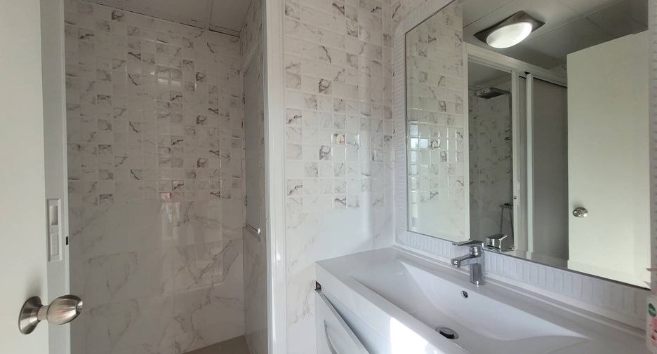 Condo en alquiler de 3 habitaciones en Watthana, Bangkok