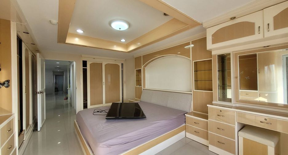 Condo en alquiler de 3 habitaciones en Watthana, Bangkok