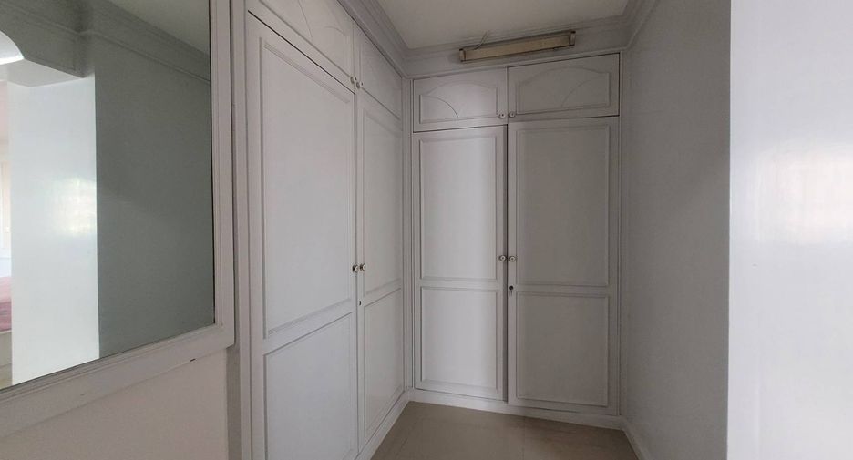 Condo en alquiler de 3 habitaciones en Watthana, Bangkok