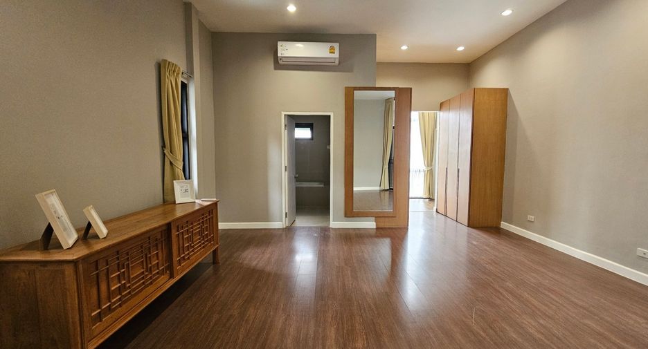 For rent 4 bedrooms condo in Khlong Toei, Bangkok