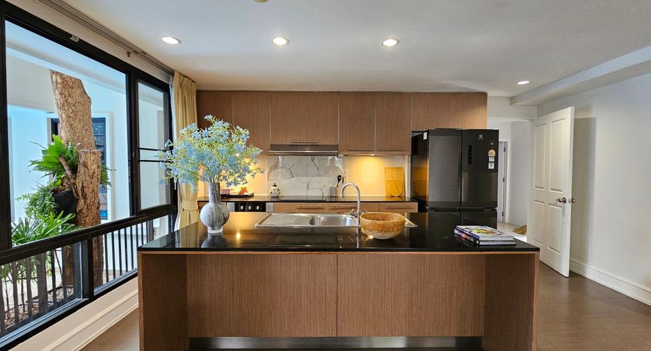 For rent 4 bedrooms condo in Khlong Toei, Bangkok