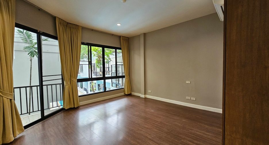 For rent 4 bedrooms condo in Khlong Toei, Bangkok