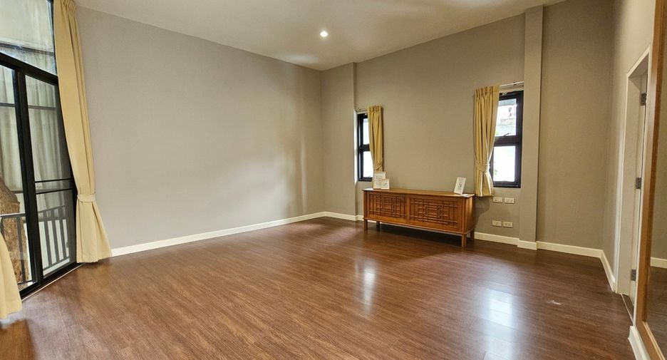 For rent 4 bedrooms condo in Khlong Toei, Bangkok