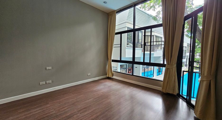For rent 4 bedrooms condo in Khlong Toei, Bangkok