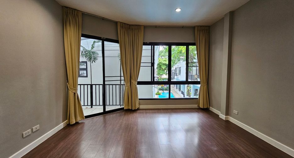 For rent 4 bedrooms condo in Khlong Toei, Bangkok