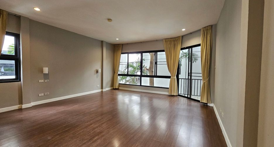 For rent 4 bedrooms condo in Khlong Toei, Bangkok