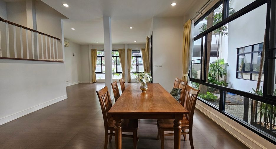 For rent 4 bedrooms condo in Khlong Toei, Bangkok