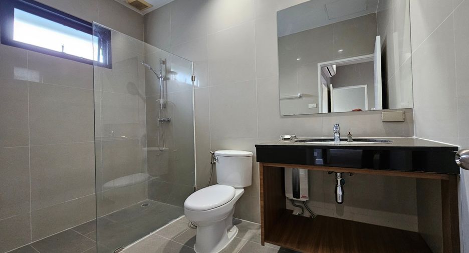 For rent 4 bedrooms condo in Khlong Toei, Bangkok
