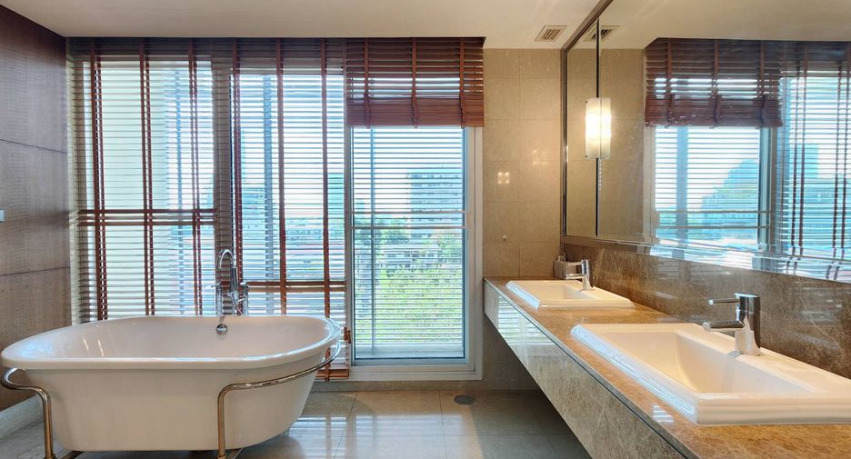 Condo en alquiler de 4 habitaciones en Khlong Toei, Bangkok