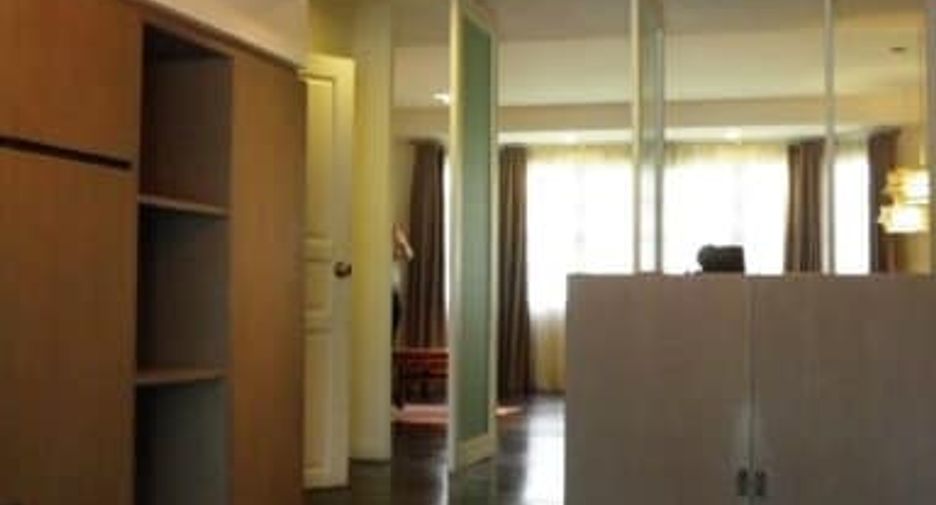 For rent 2 bedrooms townhouse in Watthana, Bangkok