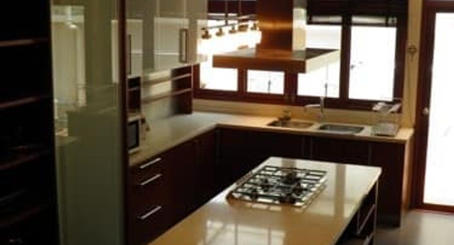 For rent 2 bedrooms townhouse in Watthana, Bangkok