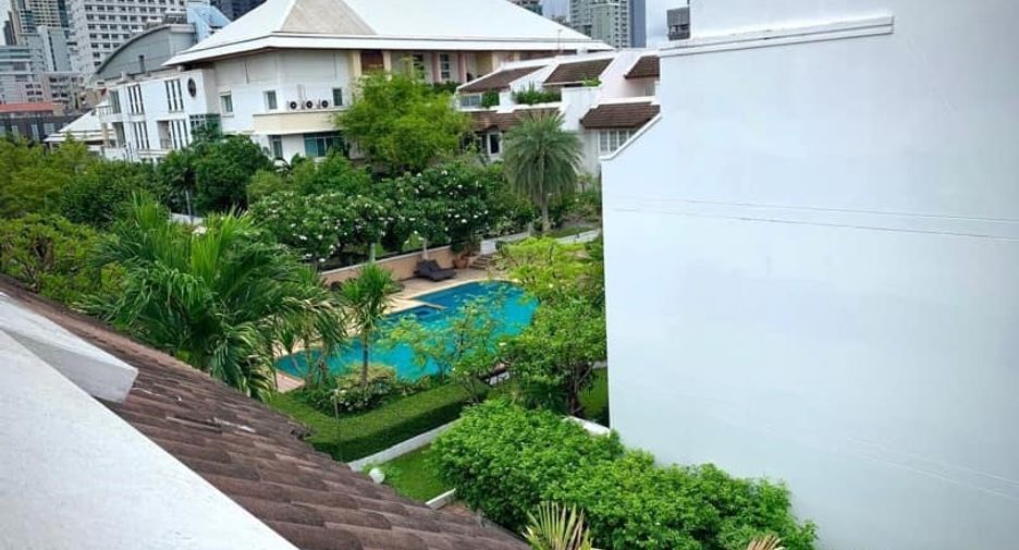For rent 2 bedrooms townhouse in Watthana, Bangkok