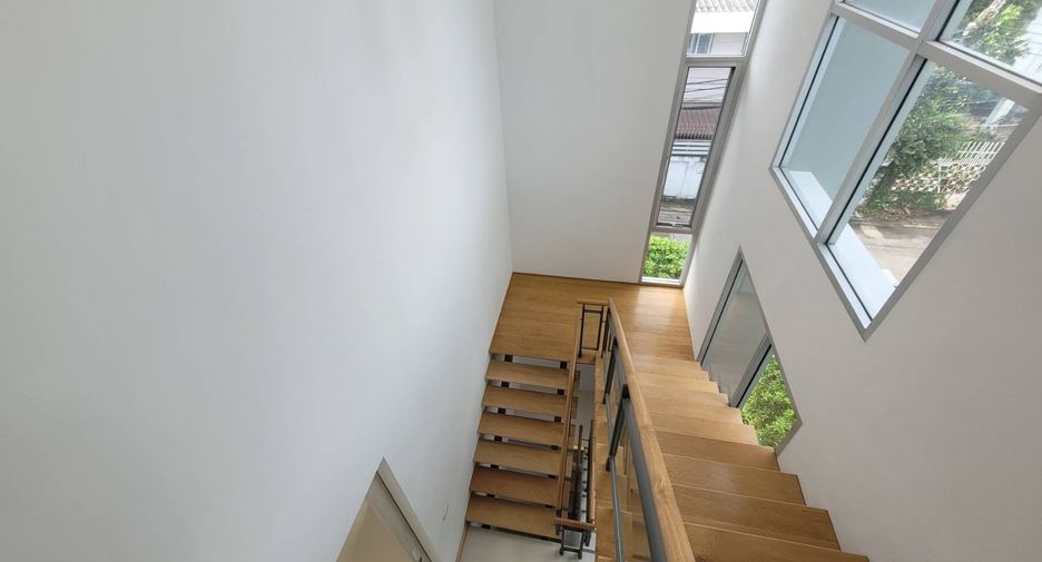 For rent 3 bedrooms house in Watthana, Bangkok