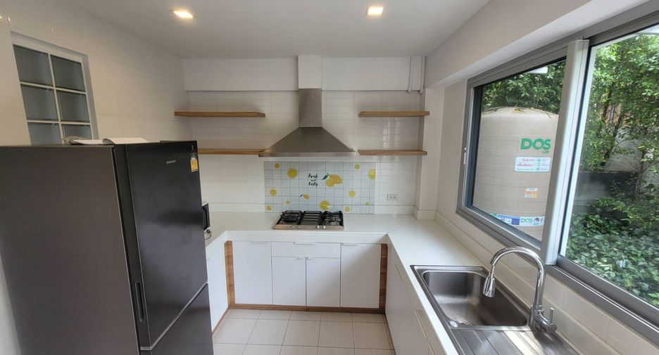 For rent 3 bedrooms house in Watthana, Bangkok
