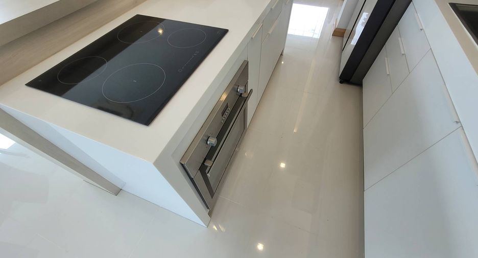 For rent 3 bedrooms house in Watthana, Bangkok