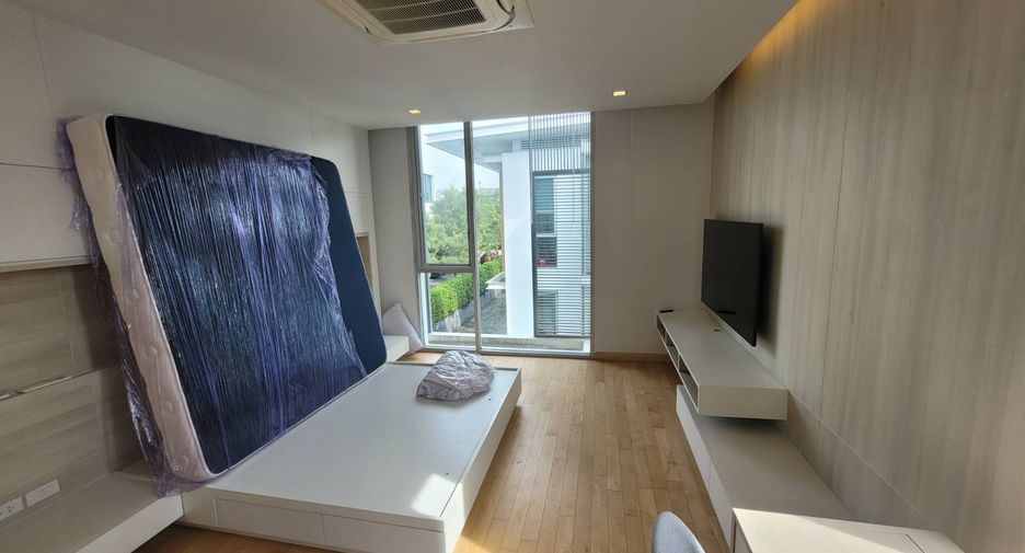 For rent 3 bedrooms house in Watthana, Bangkok
