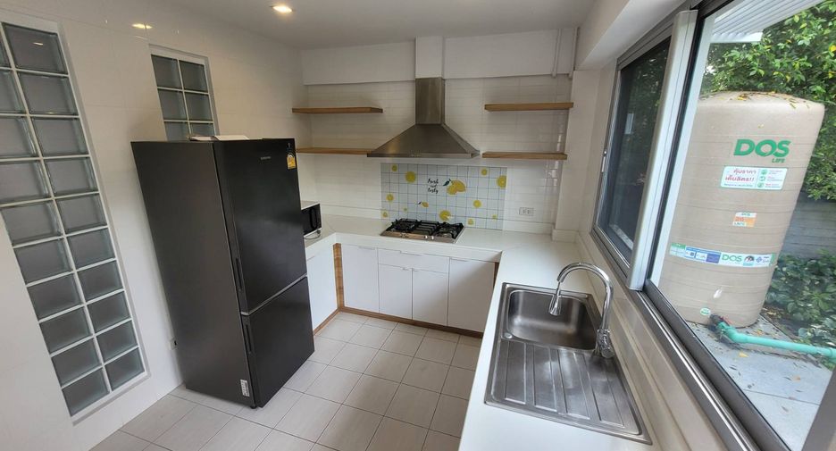 For rent 3 bedrooms house in Watthana, Bangkok