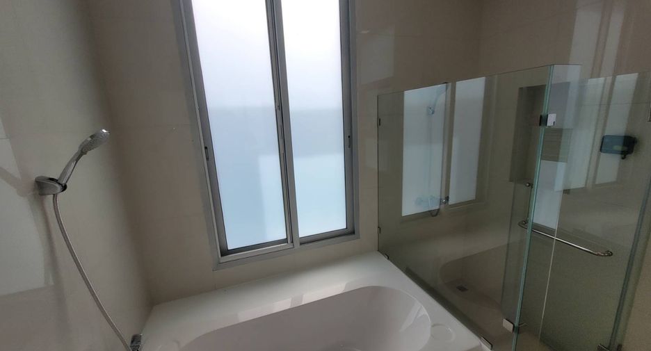 For rent 3 bedrooms house in Watthana, Bangkok