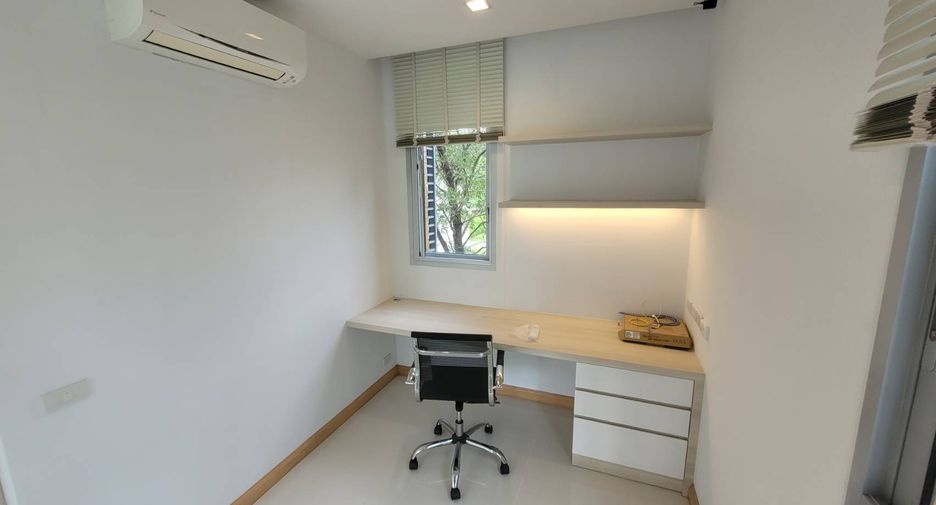 For rent 3 bedrooms house in Watthana, Bangkok