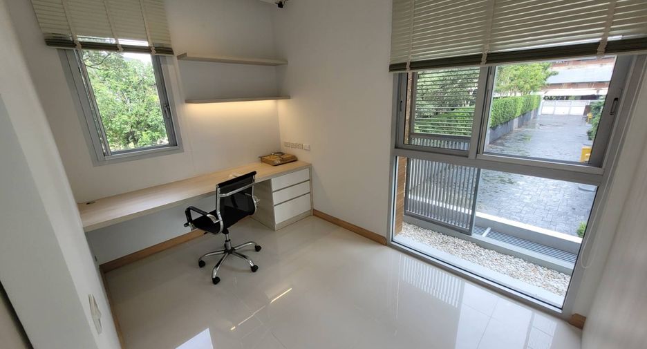 For rent 3 bedrooms house in Watthana, Bangkok