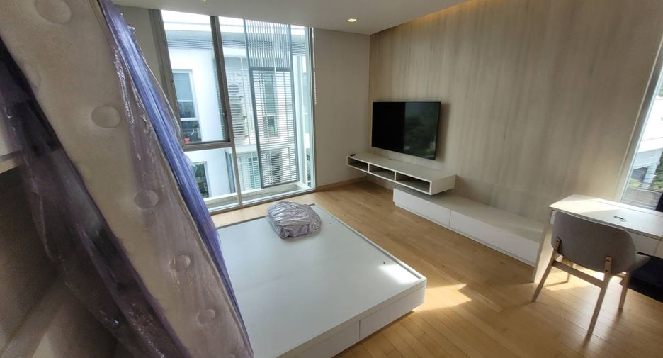 For rent 3 bedrooms house in Watthana, Bangkok