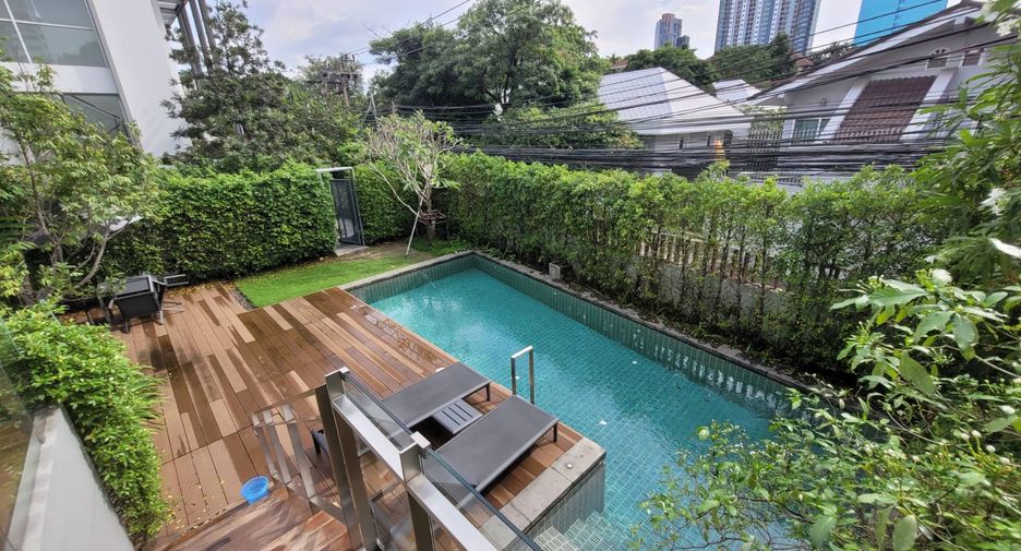 For rent 3 bedrooms house in Watthana, Bangkok