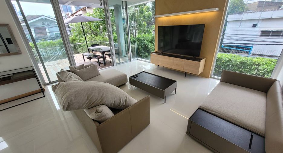 For rent 3 bedrooms house in Watthana, Bangkok