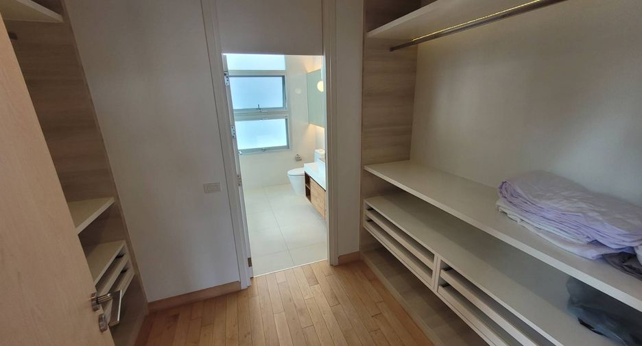 For rent 3 bedrooms house in Watthana, Bangkok