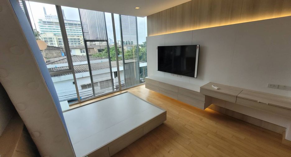 For rent 3 bedrooms house in Watthana, Bangkok