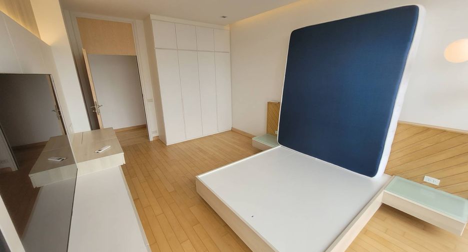 For rent 3 bedrooms house in Watthana, Bangkok