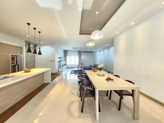 Condo en alquiler de 3 habitaciones en Watthana, Bangkok
