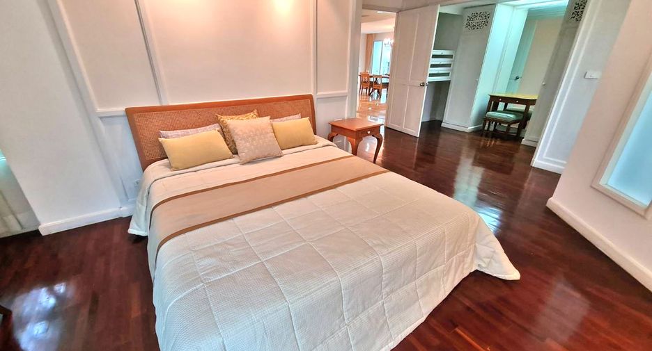 For rent 3 bedrooms condo in Sathon, Bangkok