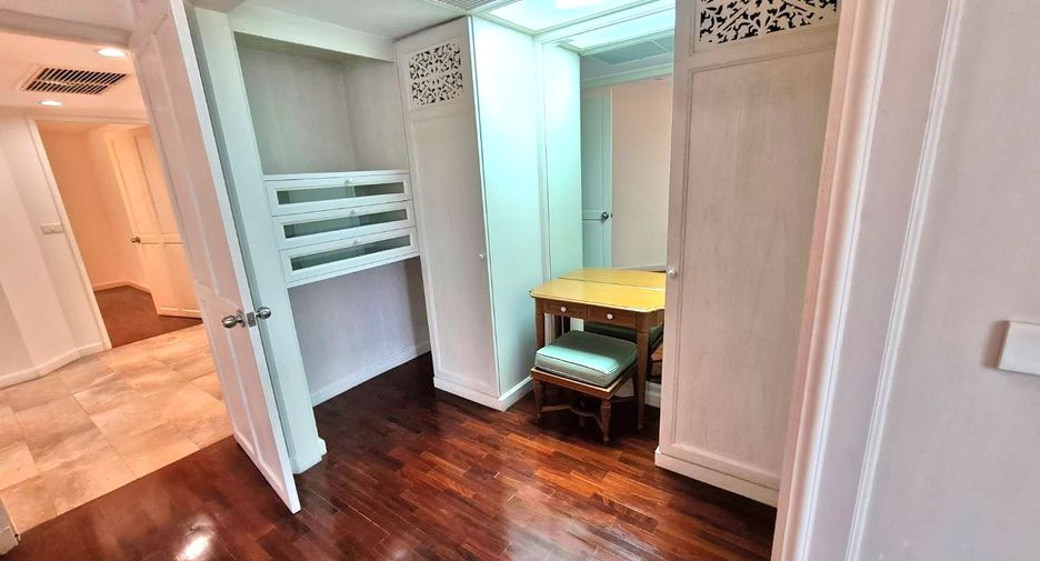 For rent 3 bedrooms condo in Sathon, Bangkok