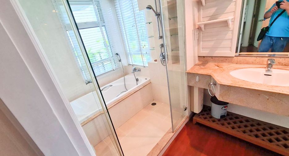 For rent 3 bedrooms condo in Sathon, Bangkok